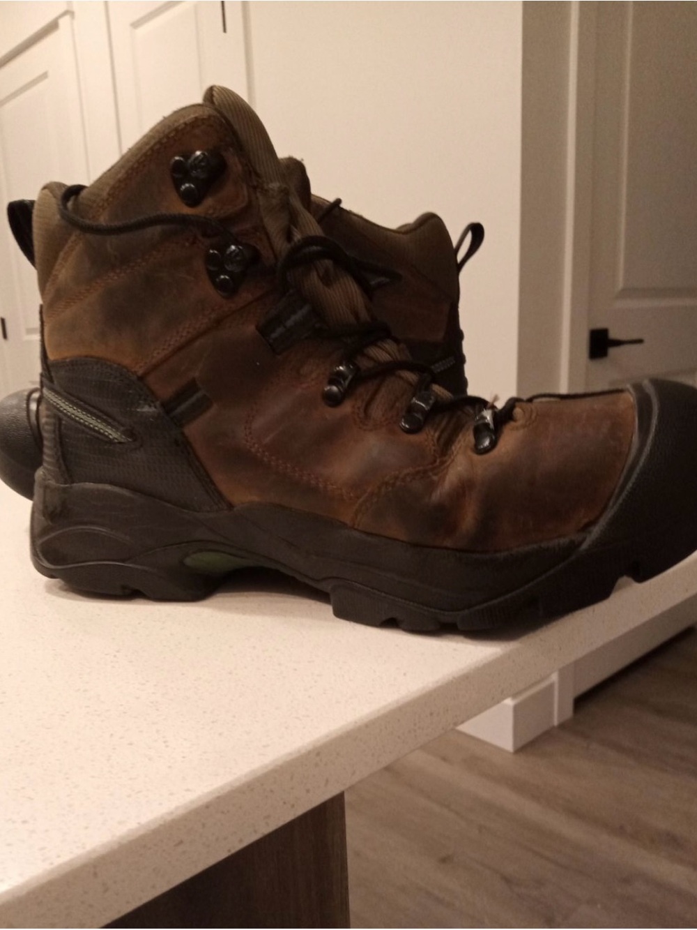 Keen Men's Brown Leather Waterproof Hiking Boots - Picture 2 of 8